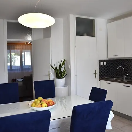 Bulimbasic Apartment Split